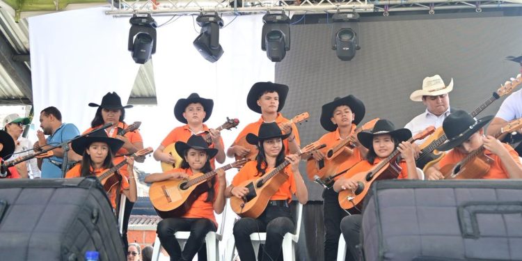Gerente Ángel Andrés Ávila y su grupo del HORO acompañaron la celebración de los 52 años de vida administrativa de Casanare
