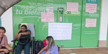 Trabajadores domiciliarios adelantan vías de hecho en EPS Coosalud Arauca por falta de pagos
