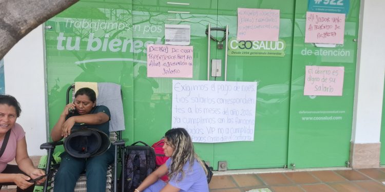 Trabajadores domiciliarios adelantan vías de hecho en EPS Coosalud Arauca por falta de pagos