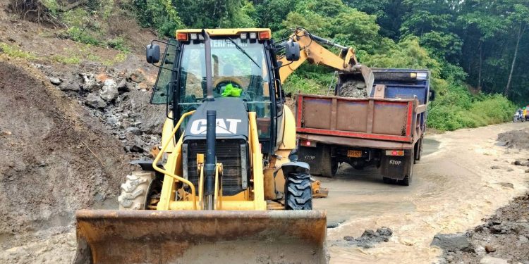 Con maquinaria permanente se garantiza la movilidad en «El Volcán»