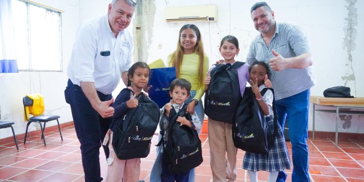 114 Kits escolares fueron entregados a estudiantes en zonas rurales