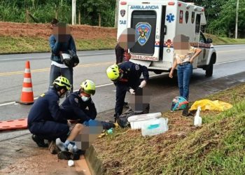 Personal de enfermería de Bomberos Aguazul atiende accidente de tránsito en la vía Aguazul–Monterrey