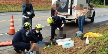 Personal de enfermería de Bomberos Aguazul atiende accidente de tránsito en la vía Aguazul–Monterrey