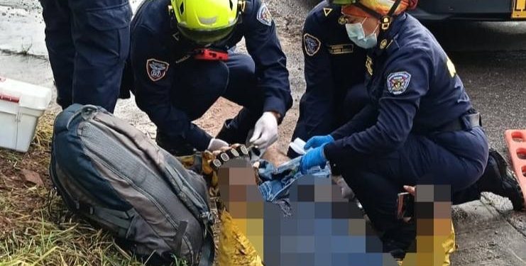 Personal de enfermería de Bomberos Aguazul atiende accidente de tránsito en la vía Aguazul–Monterrey