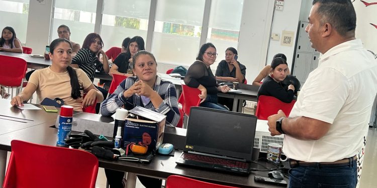 65 personas fortalecen sus habilidades digitales con curso de mantenimiento de computadores