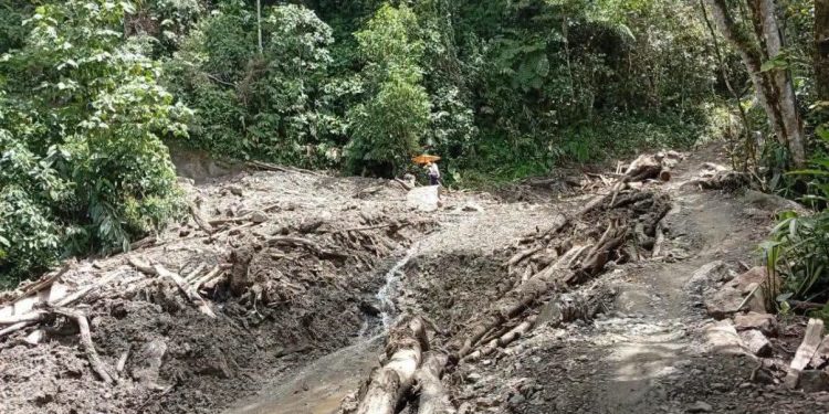 Derrumbe provoca cierre total de la vía Belén – Sácama; autoridades trabajan para restablecer el paso