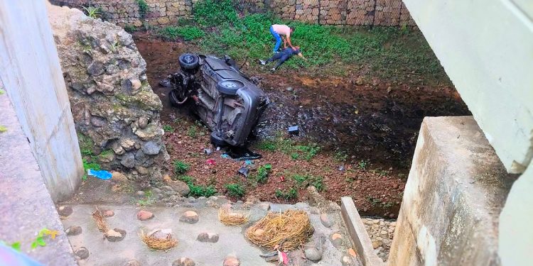 Grave accidente en la vía Aguazul–Yopal: vehículo cayó a un caño y dejó un lesionado