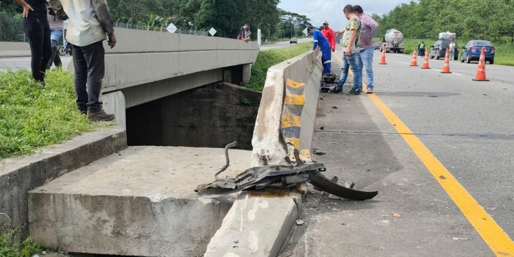 Grave accidente en la vía Aguazul–Yopal: vehículo cayó a un caño y dejó un lesionado