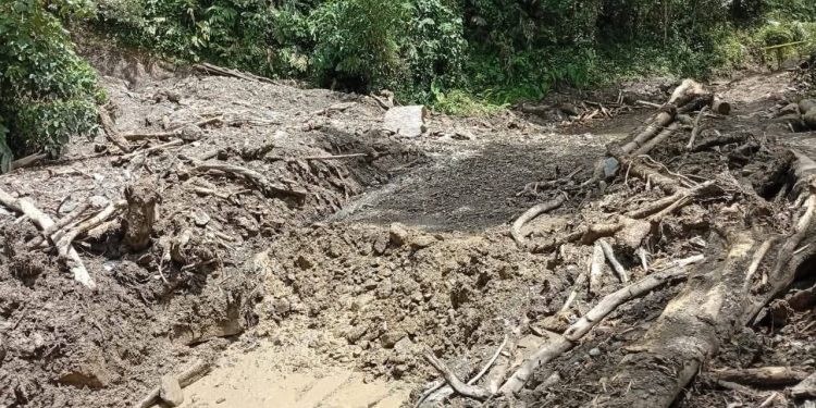 Derrumbe provoca cierre total de la Vía Belén – Sácama; autoridades trabajan para restablecer el paso