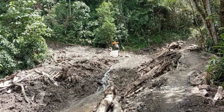 Derrumbe provoca cierre total de la Vía Belén – Sácama; autoridades trabajan para restablecer el paso