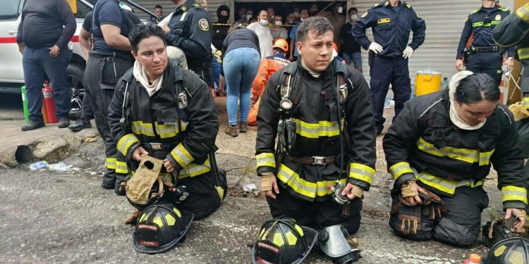 Bomberos de Yopal dejan su rutina para atender incendio en el centro de la ciudad