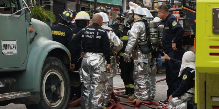Bomberos de Yopal dejan su rutina para atender incendio en el centro de la ciudad