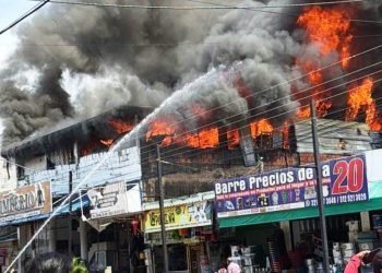 Bomberos de Yopal dejan su rutina para atender incendio en el centro de la ciudad