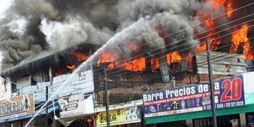 Bomberos de Yopal dejan su rutina para atender incendio en el centro de la ciudad