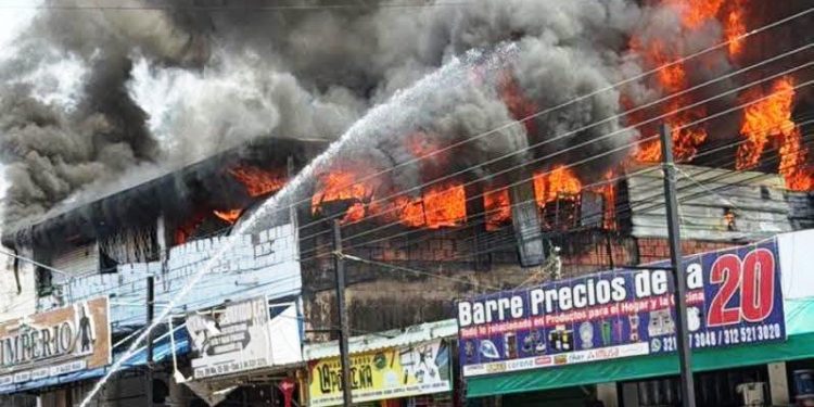 Bomberos de Yopal dejan su rutina para atender incendio en el centro de la ciudad