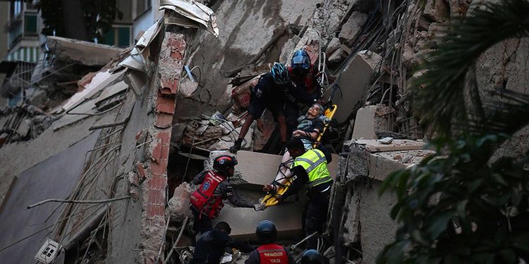 Se eleva a 164 la cifra de fallecidos y a 971 los heridos por terremoto en Venezuela