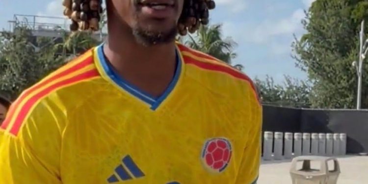 La estrella de la NBA Jimmy Butler lució la camiseta de la selección Colombia en el Estadio Miami
