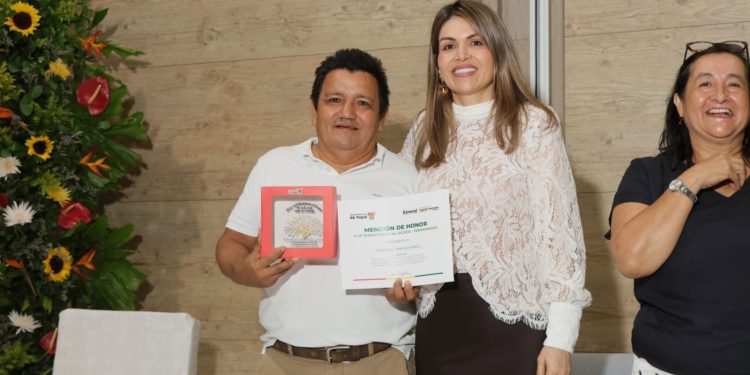Homenaje a mujeres y hombres que hicieron del servicio público una verdadera vocación