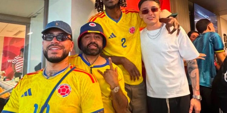La estrella de la NBA Jimmy Butler lució la camiseta de la selección Colombia en el Estadio Miami