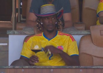 La estrella de la NBA Jimmy Butler lució la camiseta de la selección Colombia en el Estadio Miami