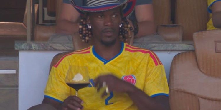 La estrella de la NBA Jimmy Butler lució la camiseta de la selección Colombia en el Estadio Miami