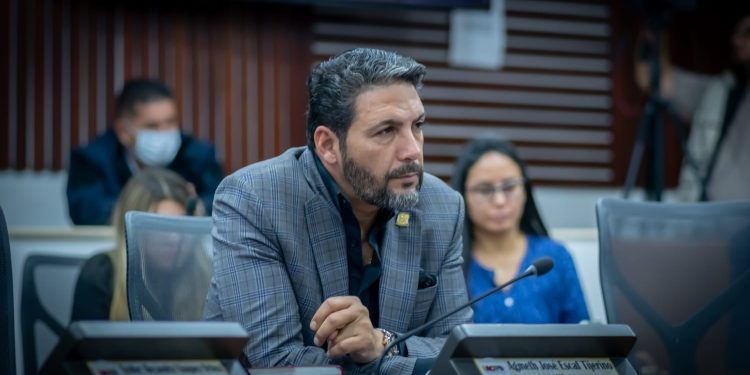 Procuraduría suspendió a Agmeth Escaf de su cargo hasta después de la segunda vuelta presidencial