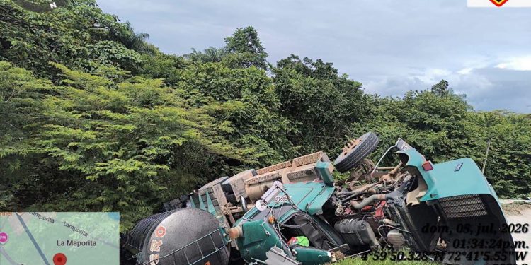 Ileso salió conductor de tractocamión accidentado en el intercambiador vial de Tauramena