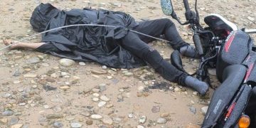 Motociclista fallece tras impactar con línea de energía caída en Saravena