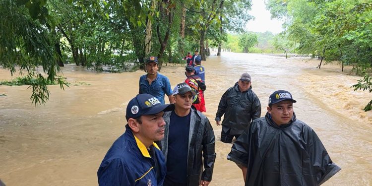 Despliegan operativo de rescate tras emergencia por creciente del río Tocaría en Nunchía
