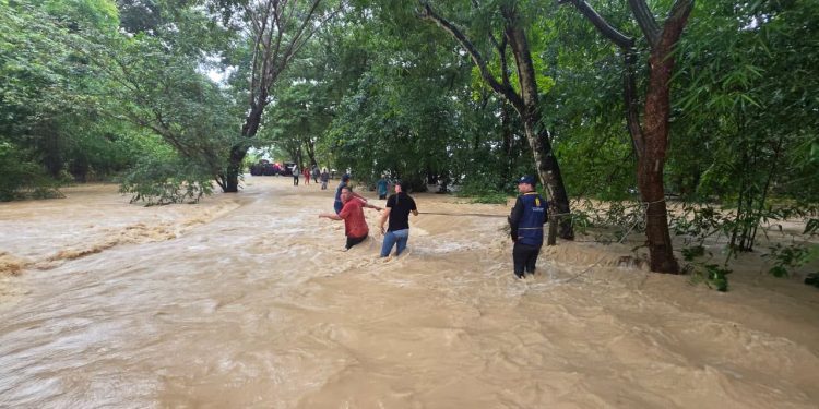 Despliegan operativo de rescate tras emergencia por creciente del río Tocaría en Nunchía