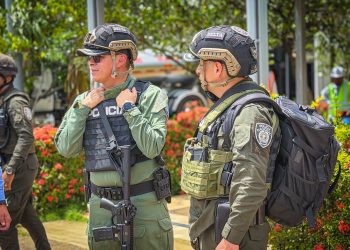 Altos mandos de la Policía Nacional visitan Betoyes y respaldan a uniformados heridos