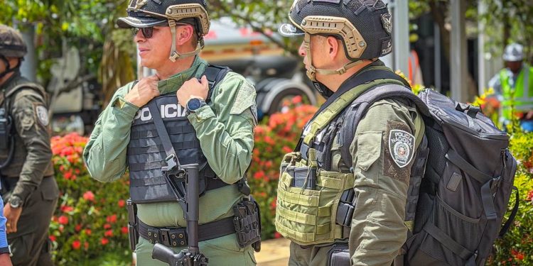 Altos mandos de la Policía Nacional visitan Betoyes y respaldan a uniformados heridos