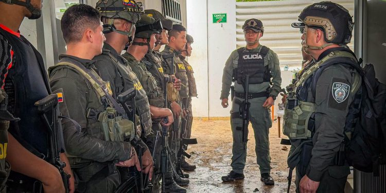 Altos mandos de la Policía Nacional visitan Betoyes y respaldan a uniformados heridos