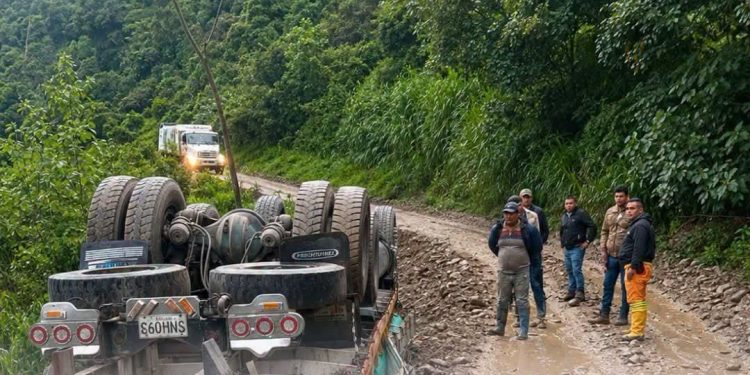 Camión cargado con arroz que partió de Arauca se accidentó en la trocha de la Soberanía