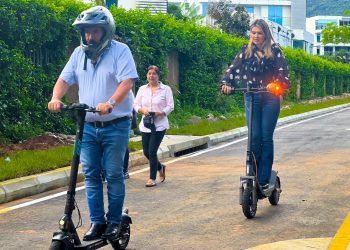 En patineta, Marco Tulio entregó obras de pavimentación en la Carrera 33A