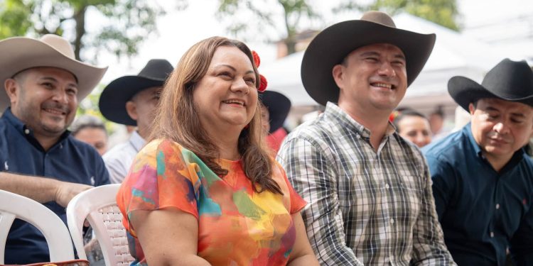 Reina del Cacao Kelly Carrillo Rey acompañó al gobernador Renson Martínez Prada