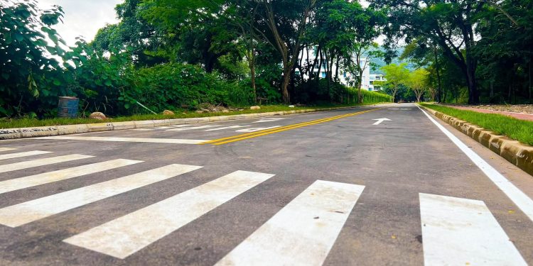 En patineta, Marco Tulio entregó obras de pavimentación en la Carrera 33A