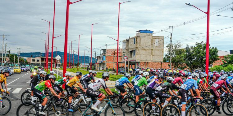 La Vuelta de la Juventud rueda por Casanare y tiene como escenario la renovada Avenida Primera de Yopal