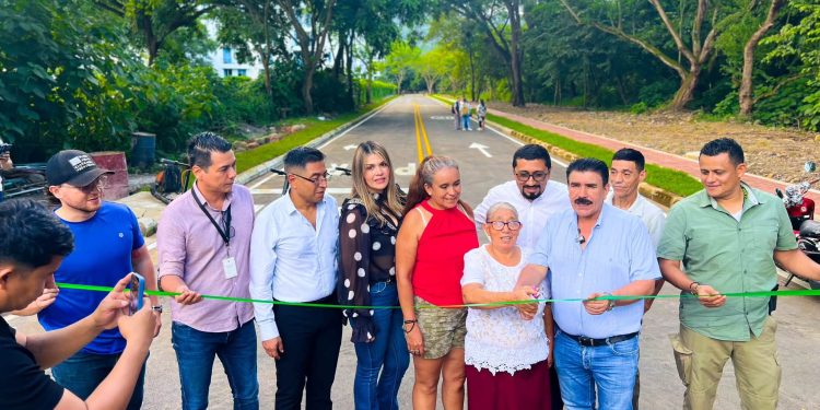 En patineta, Marco Tulio entregó obras de pavimentación en la Carrera 33A