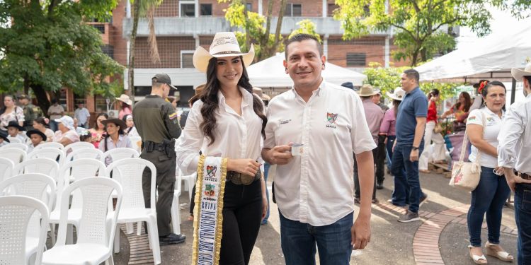 Reina del Cacao Kelly Carrillo Rey acompañó al gobernador Renson Martínez Prada