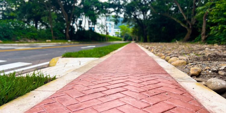 En patineta, Marco Tulio entregó obras de pavimentación en la Carrera 33A