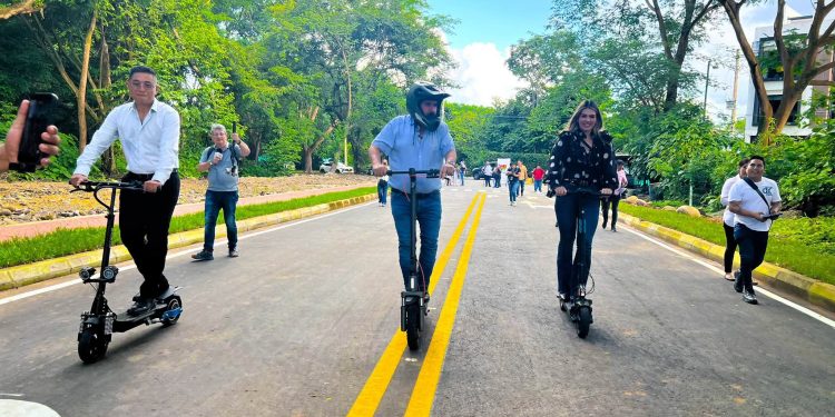 En patineta, Marco Tulio entregó obras de pavimentación en la Carrera 33A