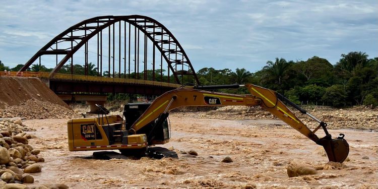Tame habilita acceso principal al puente sobre el Río Tame