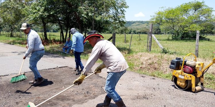 Gobernación de Casanare fortalece el mantenimiento vial con bacheo y colocación de sobrecarpeta asfáltica
