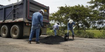 Gobernación de Casanare fortalece el mantenimiento vial con bacheo y colocación de sobrecarpeta asfáltica