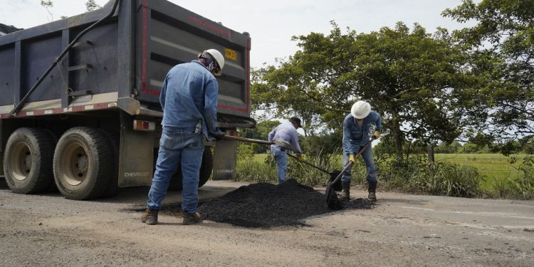Gobernación de Casanare fortalece el mantenimiento vial con bacheo y colocación de sobrecarpeta asfáltica