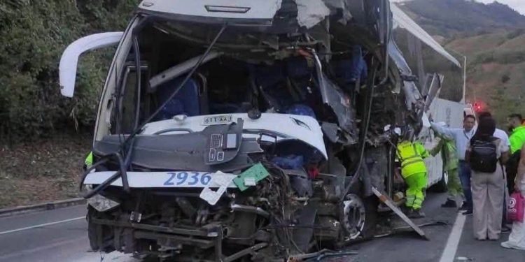 Tragedia vial en Caldas deja tres muertos y 18 heridos tras choque entre bus y tractomula
