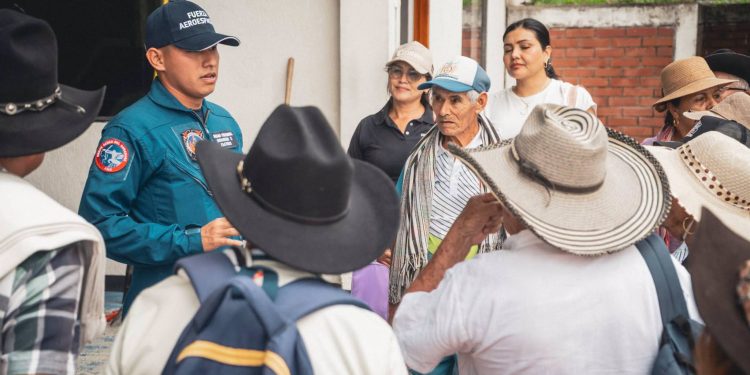 Una experiencia que llevó a 60 adultos mayores a conocer la aviación