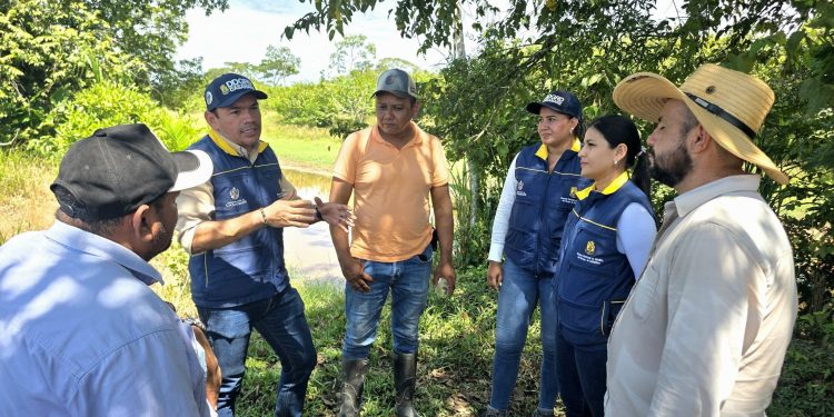 Gobernador llega con maquinaria donde nunca había llegado un apoyo