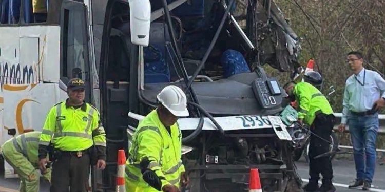 Tragedia vial en Caldas deja tres muertos y 18 heridos tras choque entre bus y tractomula